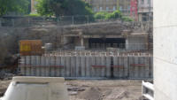 18.07.15 - Der Bewehrungsstahl am Brckenkopf fr die neue Fugngerbrcke wird nun eingebaut.