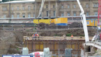 24.08.15 - Die Sdseite der neuen Fugngerbrcke wird nun gegossen.