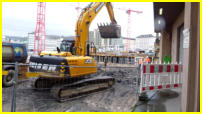 03.03.16 - Die alte Asphaltschicht ist ausgebaut.