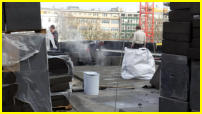 16.02.17 - ber dem Eingangsbereich werden auch weiter die Foamglasplatten eingebaut.