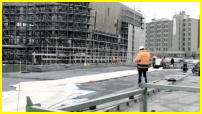 13.04.17 - Fr den Transport wurde eine Strae aus Holzplatten ausgelegt.