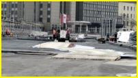 13.04.17 - Fr den Transport wurde eine Strae aus Holzplatten ausgelegt.
