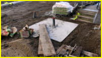 24.09.2018 - Der Betonsockel ist fertig gegossen.