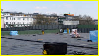 04.04.17 - Die  Bitumen-Schweibahne werden weiter eingebaut.