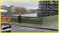 06.04.17 - Hier wird noch der Rest mit grnen Bitumen Bahnen versehen.