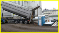 25.01.2018 - Nachschub von Granulat fr den Vorplatz.