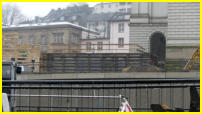 22.03.2018 - Die Mauer am Vorplatz oben wird nun fertiggestellt. Blick vom Islandufer.