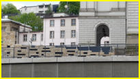 25.04.2018 - An der neuen Sttzwand wird die Verkleidung angebracht. Blick vom Schwebebahnhof.
