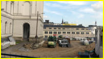 03.05.2018 - Diese Ecke dient noch als Lagerplatz. Der Betonsockel links verschwindet spter unter dem Vorplatz.