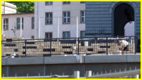 07.05.2018 - Die Mauer ist noch nicht fertig verkleidet.