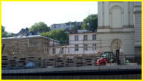 15.05.2018 - Langsam wchst die Mauer in der Hhe und bildet eine Sichtbarriere