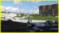 12.09.2018 - Dieser Teil vom Vorplatz ist nun auch fertig gepflastert. Im Hintergrund wird gerade verfugt.