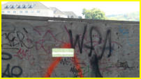 10.05.17 - Die Absperrwand hat nun nach 2 Jahren Bauzeit Guglcher erhalten. Leider viel zu spt.