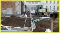 08.11.17 - Die Hhen werden  abgesteckt. Die Quadratischen Holzksten halten den Platz fr die Beleuchtungssockel frei.