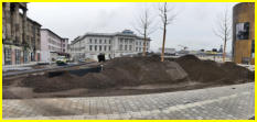 26.01.2018 - Das gestern angelieferte Granulat wird nun hier eingebaut.