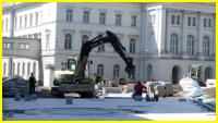 17.04.2018 - Das Verlegen der Steinplatten macht weiter gute Fortschritte.