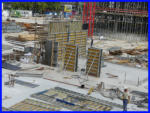 16.09.16 - Die groe Verschalwand ist knftige Wand an der Treppe vor der ex DB-Direktion.