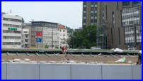 06.07.17 - Auf dem Dach an der Geschftsbrcke gehen die Arbeiten nun weiter.
