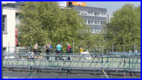 10.05.17 - Am Dach der Geschfte auf der Brcke wird wieder gearbeitet.