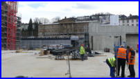 06.02.2017 - Die Stahlsttzen und Trge fr der Bau der Geschfte auf der Brcke wurden angeliefert.