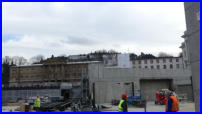 06.02.2017 - Nun beginnt der Bau der Geschfte auf der Brcke