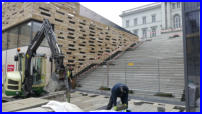 28.03.2018 - Der Boden vor der Treppe wird nun fertiggestellt.