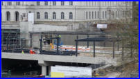 28.02.17 - Nun wird das Geschftsgerst an der Ostseite aufgebaut.