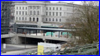 29.03.17 - An dem stlichen Geschftteil auf der Brcke wurde noch kein Storupor eingebaut.