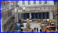 09.11.16 - Die Oberkante der Bretterwand ist die knftige Ebene des  Oberen Bahnhofsvorplatz.