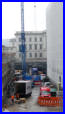 07.03.17 - Der Autokran ist wieder da. Mit ihm werden die Gestelle fr die Glaskuppeln der Mall aufgebaut.