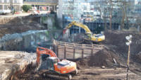 28.02.15- 14:24 Am letzten Brckenteil wird die Mauer nun freigelegt.