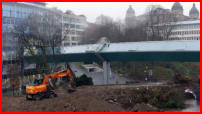 02.12.16 - Vom Sparkaasen Parkdeck kann man nun zur Tiefgarageneinfahrt sehen. Die groen Bume mssen per Kettensge umgelegt werden.