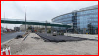 12.04.17 - Der neue Parkplatz erhlt seine erste Asphaltdecke.