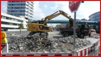 16.08.17 - Der Grund fr die Busumleitung. Hier wird die alte  Strae zurckgebaut.