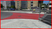 29.06.2018 - An der Zufahrt zum Parkplatz wurd der Gehwegbereich mit roter Farbe markiert.