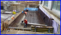 09.03.16 - Der Unterbau zum Betonierender Abdeckung des Flutgrabens erhlt noch eine Schicht aus Bewehrungsstahl.