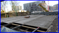 02.02.17 - Die ersten Betonplatten wurden in der Nacht eingehoben.