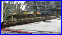 17.03.17 - Die Fugngerbrcke bekommt nun ihre Brstung
