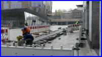 15.11.17 - Der Einbau des Leitstreifen hat die Wupperbrcke erreicht.