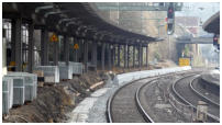 19.02.2018 - Die ersten Meter der Bahnsteigkante sind gesetzt.