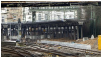 19.02.2018 - Die ersten Meter der Bahnsteigkante sind gesetzt. Blick von der Wolkenburg.