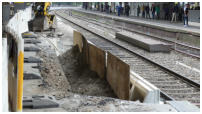 25.08.2018 - Der Bahnsteig wird wieder aufgefllt.