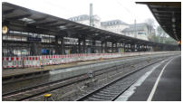 22.03.2018 - Auf diesem schmalen Streifen sollen die IIC + ICE Fahrgste ein / aussteigen.