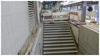 08.01.2019 - Wegen den Bauarbeiten am Bahnsteig ist die Treppe wieder gesperrt worden.