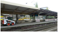 10.04.17 - Am Bahnsteig 2 wird der Bauschutt abgefahren.