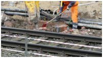 06.03.17 - Die Reste der alten Kabelschächte am Bahnsteig 4 werden ausgebaut.