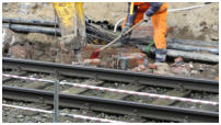 06.03.17 - Die Reste der alten Kabelschchte am Bahnsteig 4 werden ausgebaut.