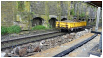 12.05.17 - Der alte zerkleinerte Sockel der Bahnsteigkanten wird nun abgefahren.