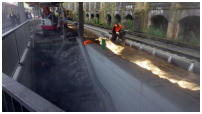 04.07.17 - Die staubigen Arbeiten an der Treppe haben begonnen. Und der Bahnsteig wird nun mit Sand aufgefllt.