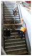 10.07.17 - Nun werden an dieser Treppe die letzten Stufe eingebaut.